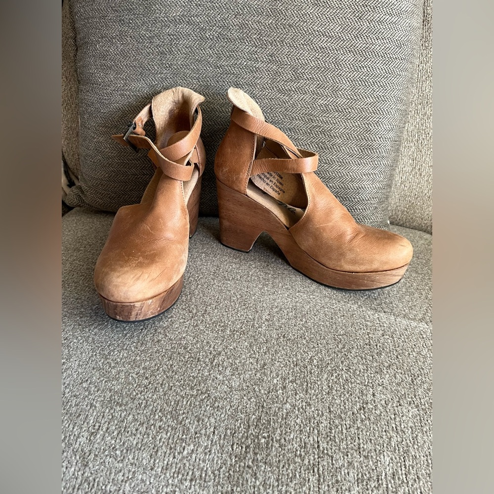 Free People Women’s Tan Cedar Closed Toe Leather Wood Heels Size 37 (US 6.5)